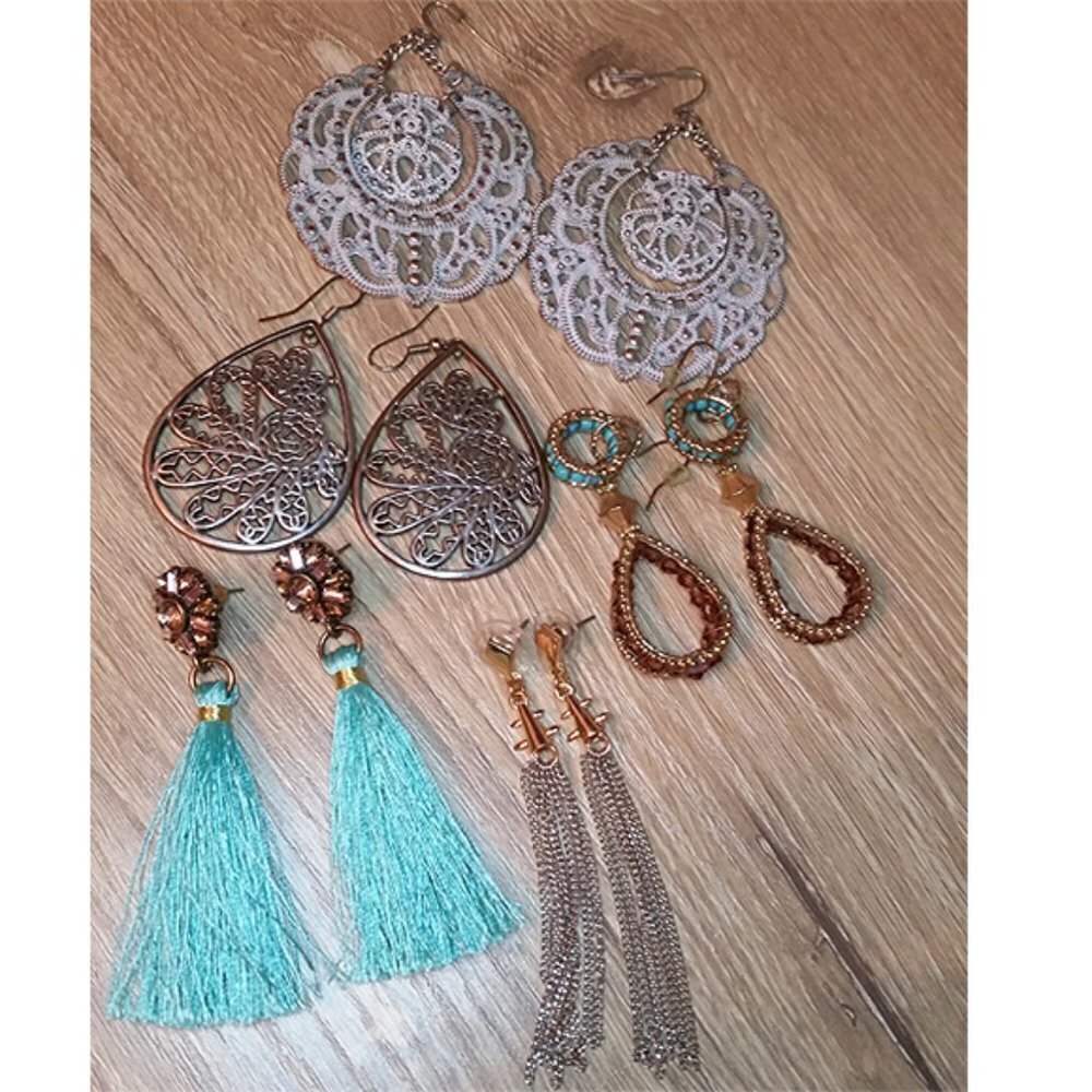 Curated lot bundle of 5 fashion costume earrings